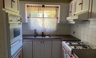 Excelente Chalet en 2 plantas sobre lote de 10 x 25, con galería con parrilla, amplio fondo, quincho, garage para varios autos y terraza.  NUEVO VALOR