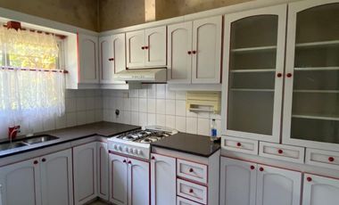 Excelente Chalet en 2 plantas sobre lote de 10 x 25, con galería con parrilla, amplio fondo, quincho, garage para varios autos y terraza.  NUEVO VALOR