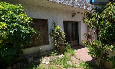 Excelente Chalet en 2 plantas sobre lote de 10 x 25, con galería con parrilla, amplio fondo, quincho, garage para varios autos y terraza.  NUEVO VALOR