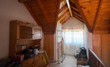 Excelente Chalet en 2 plantas sobre lote de 10 x 25, con galería con parrilla, amplio fondo, quincho, garage para varios autos y terraza.  NUEVO VALOR