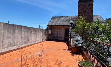 Excelente Chalet en 2 plantas sobre lote de 10 x 25, con galería con parrilla, amplio fondo, quincho, garage para varios autos y terraza.  NUEVO VALOR