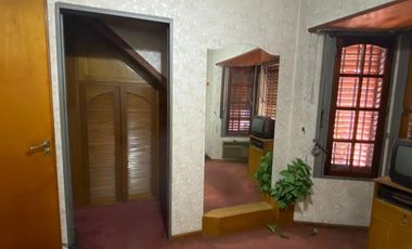 Excelente Chalet en 2 plantas sobre lote de 10 x 25, con galería con parrilla, amplio fondo, quincho, garage para varios autos y terraza.  NUEVO VALOR