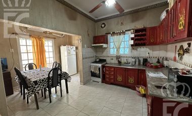 Venta Casa - 4 ambientes - ideal dos familias - parrilla - quincho - Lanús Oeste.