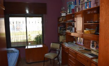 CASA EN ESQUINA DE DOS DORMITORIOS MÁS DOS LOCALES COMERCIALES