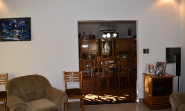 CASA EN ESQUINA DE DOS DORMITORIOS MÁS DOS LOCALES COMERCIALES