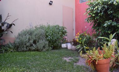 CASA EN ESQUINA DE DOS DORMITORIOS MÁS DOS LOCALES COMERCIALES
