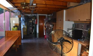 CASA EN ESQUINA DE DOS DORMITORIOS MÁS DOS LOCALES COMERCIALES
