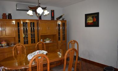 CASA EN ESQUINA DE DOS DORMITORIOS MÁS DOS LOCALES COMERCIALES