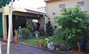 CASA EN ESQUINA DE DOS DORMITORIOS MÁS DOS LOCALES COMERCIALES