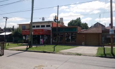 CASA EN ESQUINA DE DOS DORMITORIOS MÁS DOS LOCALES COMERCIALES