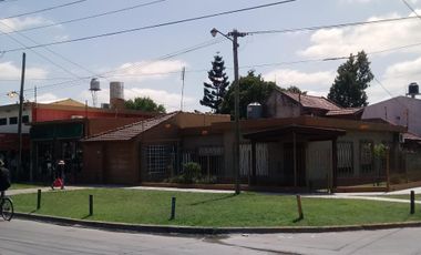 CASA EN ESQUINA DE DOS DORMITORIOS MÁS DOS LOCALES COMERCIALES