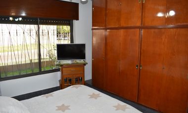 CASA EN ESQUINA DE DOS DORMITORIOS MÁS DOS LOCALES COMERCIALES