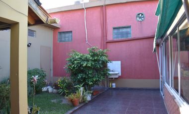 CASA EN ESQUINA DE DOS DORMITORIOS MÁS DOS LOCALES COMERCIALES