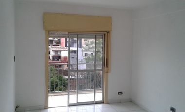 DEPARTAMENTO DE 3 DORMITORIOS CÉNTRICO EN POSADAS. A PASOS DE LA COSTANERA. VISTA AL RÍO.-