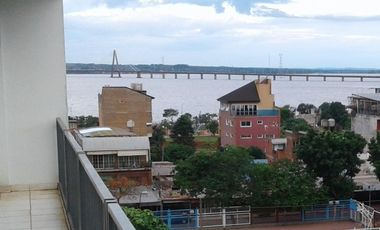 DEPARTAMENTO DE 3 DORMITORIOS CÉNTRICO EN POSADAS. A PASOS DE LA COSTANERA. VISTA AL RÍO.-
