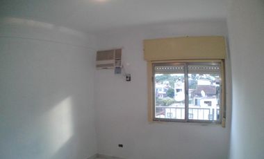 DEPARTAMENTO DE 3 DORMITORIOS CÉNTRICO EN POSADAS. A PASOS DE LA COSTANERA. VISTA AL RÍO.-