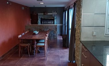 Chalet reciclado, 5 amb. con garage doble y jardín.