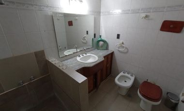 Chalet reciclado, 5 amb. con garage doble y jardín.