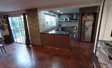 Chalet reciclado, 5 amb. con garage doble y jardín.