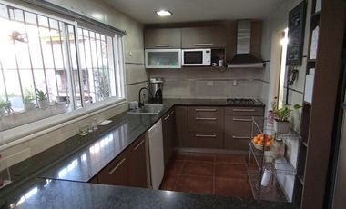 Chalet reciclado, 5 amb. con garage doble y jardín.