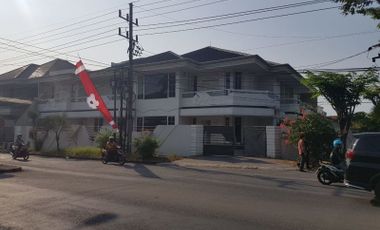 Rumah Mewah Pojok 2 Lantai di Raya Darmo Satelit Utara Kota Surabaya