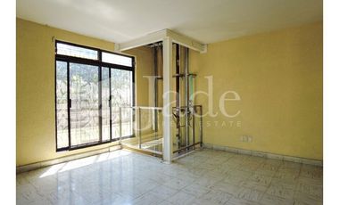 Propiedad en Venta: Ubicación Estratégica y Potencial Residencial o Comercial