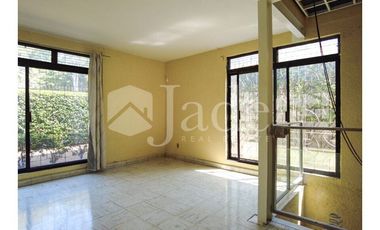 Propiedad en Venta: Ubicación Estratégica y Potencial Residencial o Comercial