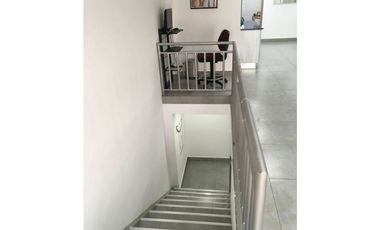 Se Vende Local Comercial con Mezzanine, rea Oeste