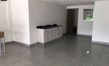 Se Vende Local Comercial con Mezzanine, rea Oeste