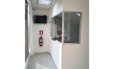Se Vende Local Comercial con Mezzanine, rea Oeste