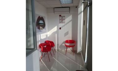 Se Vende Local Comercial con Mezzanine, rea Oeste