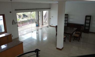 Rumah taman luas ada kolam renang dekat setiabudi