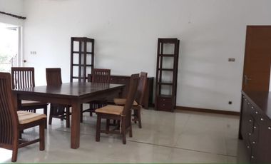 Rumah taman luas ada kolam renang dekat setiabudi