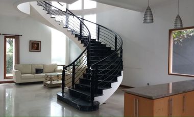 Rumah taman luas ada kolam renang dekat setiabudi