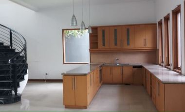 Rumah taman luas ada kolam renang dekat setiabudi