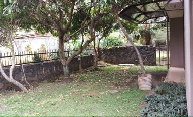 Rumah taman luas ada kolam renang dekat setiabudi