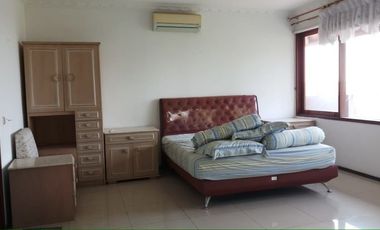 Rumah taman luas ada kolam renang dekat setiabudi