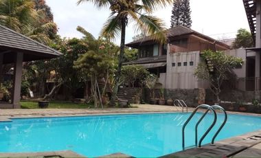 Rumah taman luas ada kolam renang dekat setiabudi