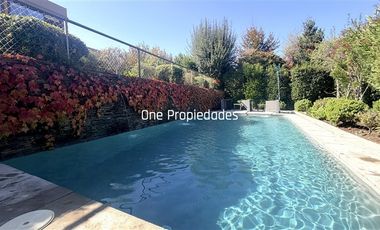 Los Bravos Casa arriendo 5D4B piscina jardín Craighouse