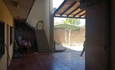 PROPIEDAD EN LOTE PROPIO CON LOCAL COMERCIAL, 6 DEPARTAMENTOS DE 2 AMBIENTES Y ENTRADA PARA AUTOS.