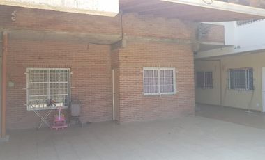 PROPIEDAD EN LOTE PROPIO CON LOCAL COMERCIAL, 6 DEPARTAMENTOS DE 2 AMBIENTES Y ENTRADA PARA AUTOS.