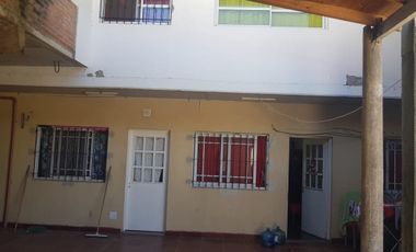 PROPIEDAD EN LOTE PROPIO CON LOCAL COMERCIAL, 6 DEPARTAMENTOS DE 2 AMBIENTES Y ENTRADA PARA AUTOS.