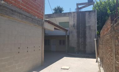 PROPIEDAD EN LOTE PROPIO CON LOCAL COMERCIAL, 6 DEPARTAMENTOS DE 2 AMBIENTES Y ENTRADA PARA AUTOS.