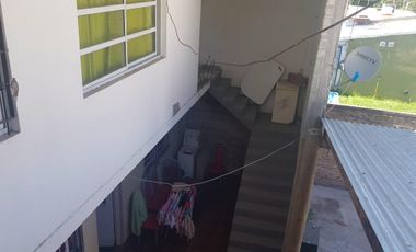 PROPIEDAD EN LOTE PROPIO CON LOCAL COMERCIAL, 6 DEPARTAMENTOS DE 2 AMBIENTES Y ENTRADA PARA AUTOS.
