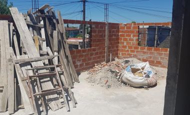 PROPIEDAD EN LOTE PROPIO CON LOCAL COMERCIAL, 6 DEPARTAMENTOS DE 2 AMBIENTES Y ENTRADA PARA AUTOS.