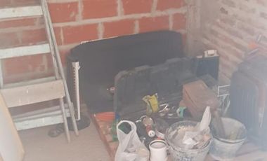 PROPIEDAD EN LOTE PROPIO CON LOCAL COMERCIAL, 6 DEPARTAMENTOS DE 2 AMBIENTES Y ENTRADA PARA AUTOS.