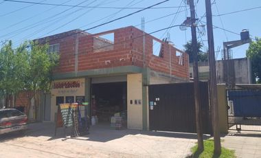 PROPIEDAD EN LOTE PROPIO CON LOCAL COMERCIAL, 6 DEPARTAMENTOS DE 2 AMBIENTES Y ENTRADA PARA AUTOS.