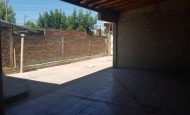 PROPIEDAD EN LOTE PROPIO CON LOCAL COMERCIAL, 6 DEPARTAMENTOS DE 2 AMBIENTES Y ENTRADA PARA AUTOS.