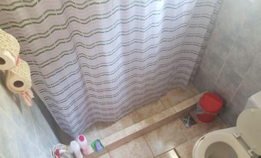 PROPIEDAD EN LOTE PROPIO CON LOCAL COMERCIAL, 6 DEPARTAMENTOS DE 2 AMBIENTES Y ENTRADA PARA AUTOS.