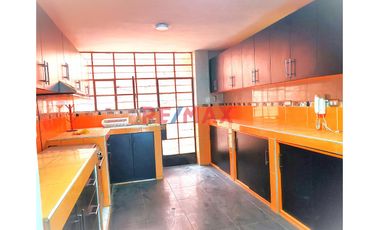 🏡📍 Ubicación estratégica: A solo unos pasos del parque Quinta Julia y a pocas cuadras del centro de Piura. Cerca de avenidas principales como Don Bosc